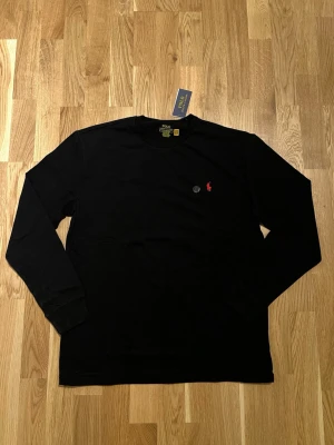 Ralph Lauren Tröja/Långärmad - Ralph Lauren Långärmad storlek L för män. Helt ny aldrig använd, tagg och påse finns kvar. Elegant och stilig tröja som passar bra till alla tillfällen, väldigt bekväm och skönt material.               Kostar 1199 kronor som ny i butik.                                                              Hör av dig vid intresse/funderingar.                                                                PRIS KAN DISKUTERAS!