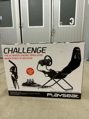 Playseat Challenge racingsits - Playseat Challenge är en hopfällbar racingsits för spel och simulatorer. Stolen är svart med röda detaljer och har en robust metallram samt tygklädsel. Monteringsplatta för ratt och pedaler ingår, perfekt för racingupplevelser hemma. Kompatibel med de flesta rattar och pedaler.