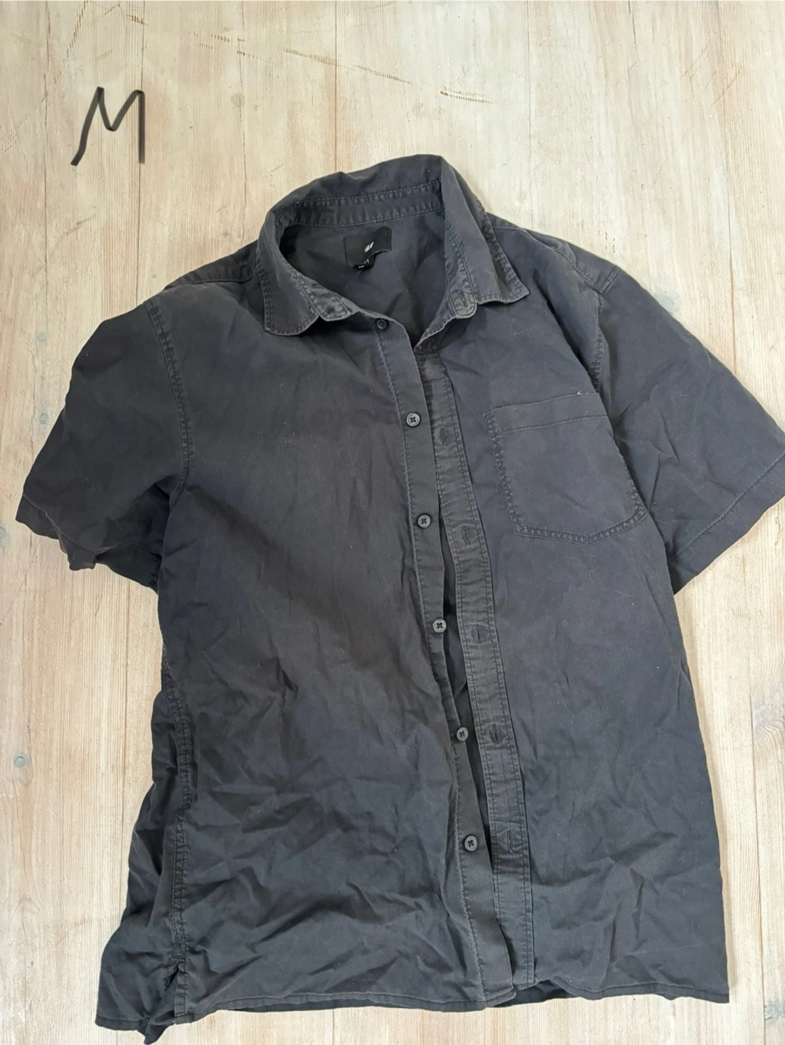 Mörkgrå kortärmad skjorta
