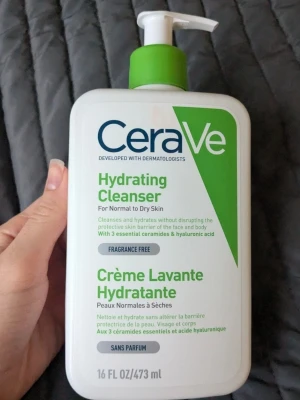 CeraVe Hydrating Cleanser 473ml - CeraVe Hydrating Cleanser är en parfymfri ansikts- och kroppsrengöring för normal till torr hud. Innehåller tre essentiella ceramider och hyaluronsyra som återfuktar och rengör utan att störa hudens skyddsbarriär. Kommer i en vit plastflaska med grön pump.