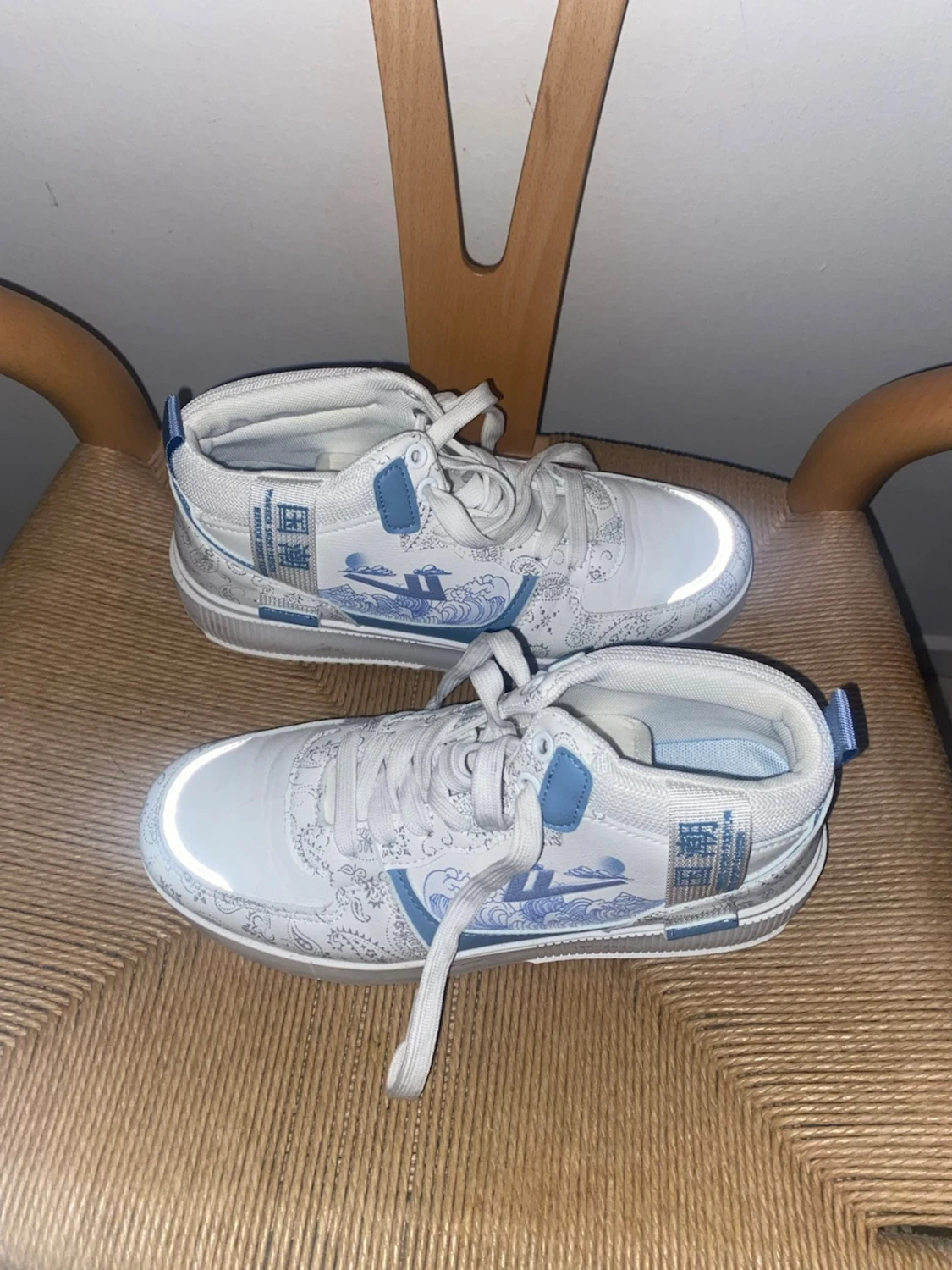 Vita och blå sneakers med mönster - 1