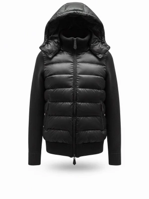 CEVIOR CARDIGAN - Torino Cardigan.  2-in-1 design med avtagbar luva. Tillverkad i en noggrant utvald ullblandning för värme, struktur och hållbarhet. Levereras med tags och påse, helt ny.   Besök vår hemsida för mer information. 