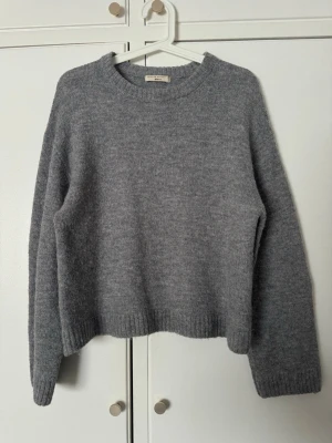 Grå stickad tröja - Grå stickad tröja från gina tricot. Den ör lite nopprig