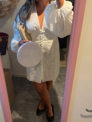 Adoore klänning  - Supersnygg adoore klänning som är använd 1 gång. Slutsåld på hemsidan. Har storlek 40 men passar mig som vanligtvis har M annars. 