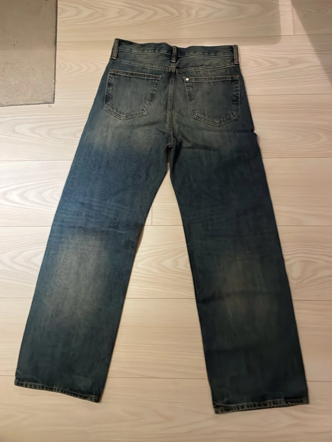 Blå raka jeans med vintage tvätt - 1