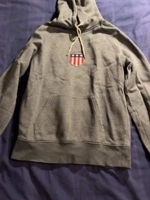 Gant hoodie - Tja säljer nu min gant hoodie då jag inte tycker de är min stil längre o hoppas den kan komma till användning av någon annan inga skador eller något hör av er vid frågor 