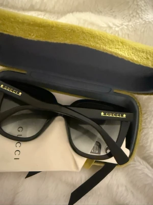 Svarta solglasögon från Gucci - Snygga svarta solglasögon från Gucci med breda bågar och fyrkantig form. Köpta från Guccis hemsida, helt oanvända! 