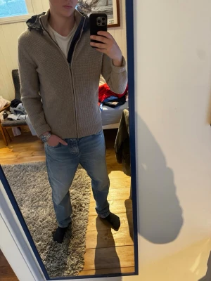 Massimo dutti Cardigan - Snygg Massimo Dutti cardigan  | Kanon skick | Modellen på bilden är 182 och väger 70 kg | P063