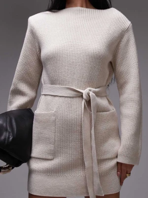 & Other Stories Miniklänning i Ull - Cremevit Strl.Medium - Säljer en stickad klänning från & Other Stories med knytskärp i midjan och två stora fickor framtill. Materialet är 55% ull och 45% bomull, vilket gör den både mjuk och varm.