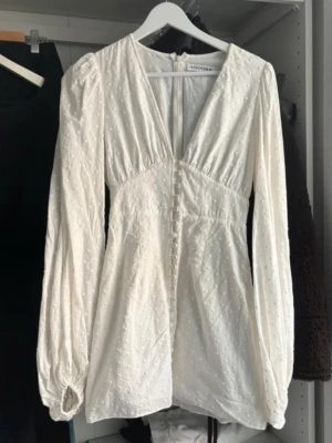 Adoore klänning positano - Sååå fin, säljs ej längre med detta mönster. Endast använd på student och ett tillfälle till 🩷🩷🩷