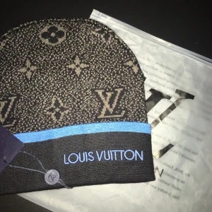 Blå mössa - Fraktar inom 24 timmar.