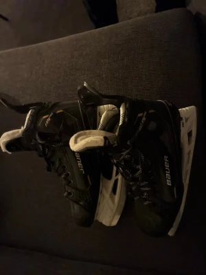 Skriskor Bauer! - Säljer nu ett par Bauer m5 PRO som jag har använt i en säsong och är i bra skick, storlek 5,5 (39) hör av er vid minsta fundering står 