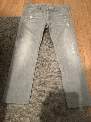 Äkta Dsquared jeans storlek 52 - 47cm i midjan. Ca 100cm i längd