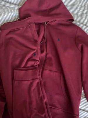 Ralph lauren - Ralph lauren tracksuit (vinröd) || en riktigt fet och snygg dress som är svår att få tag i || själva färgen säljs inte ny || Den är knappast använd skick 8/10 || det är stl L || Hör av er vid frågor eller intresse ✌🏽 || Mvh M12closet 🔹🔝