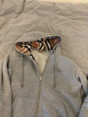 Grå zip hoodie från Burberry - Zip kofta. Riktigt bra skick inga skador säljer den då den börjat bli för liten. 