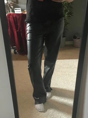 Skinnbyxor - fakeskinn byxor använda en kväll så fina (två jättesmå slitsar på varsin yttersta sida av benen längst ner)❣️