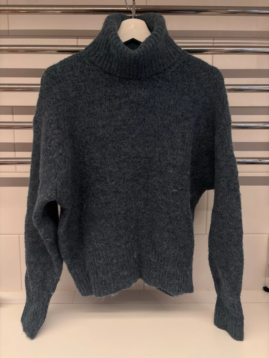 Mörkgrå stickad polotröja