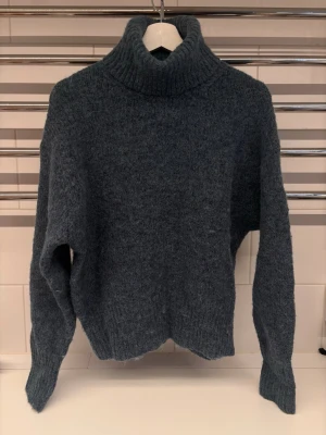 Mörkgrå stickad polotröja - Stickad tröja med polo. Knappt använd, från Zara storlek S