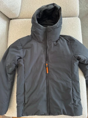 Gråblå dunjacka från Aspesi  - Gråblå dunjacka från Aspesi i storlek M. Lite sliten vid luvan samt ett litet hål och fläck på baksidan (se de sista bilderna). 