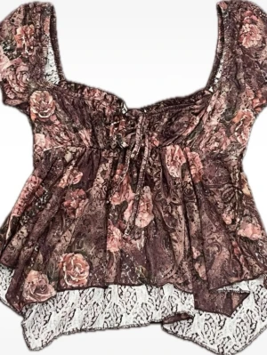 Blus med spetsdetalj - Säljer en jättesöt, blommig blus, har haft på en gång