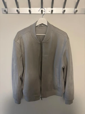 Jacka ZARA - Jacka från ZARA i strl L. 10/10 skick inga defekter.