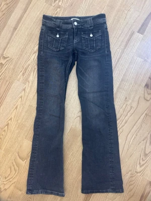 Mörkgråa Jeans - Mörgråa jeans från Gina Tricot. Stretchiga och bra passform. Snygga fram och bakfickor. Storlek 152, med spänband