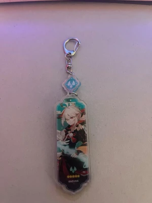 Kazuha genshin impact keychain - Köpte för att jag inte hittade någon av mina mains, användes inte längre. Repor som bara är synliga i starkt ljus. Har chans att ta med mig till NCS26