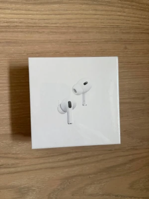 Apple AirPods Pro 2  - Säljer ett par Apple AirPods Pro (2:a generationen) med MagSafe-laddningsetui och USB-C. Trådlösa vit färg. Perfekta för musik, samtal och brusreducering. Levereras i originalförpackning.