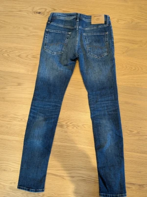 Blå jeans från Jack & Jones - Ett par snygga blå jeans från Jack & Jones i storlek 29/32 jeansen är i modellen skinny/ Liam. Otroligt fina och snygga! Jeansen är nästan i nyskick! Kontakta gärna vid funderingar och frågor kring jeansen!.
