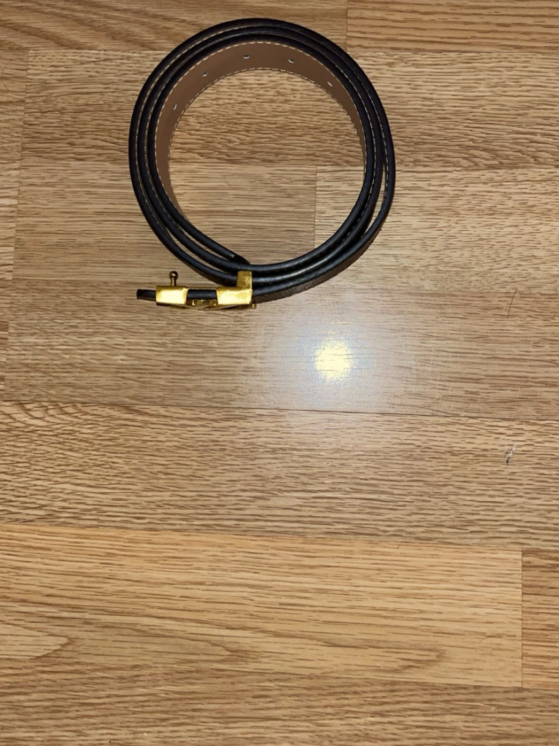 Ett snyggt bälte med en uniq design L och en V - 2