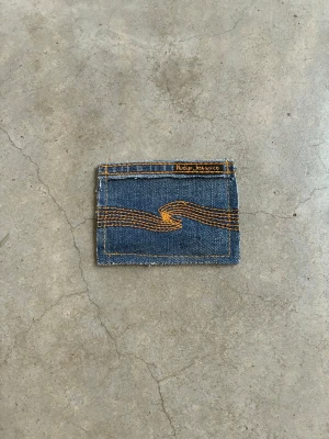 Jeansplånbok - Dropp 6  Handsydd plånbok i vintage jeans. Varje exemplar är unikt med snygga detaljer. Plånboken håller flera kort utan att dem åker ut. Små variationer i färg och struktur visar på plaggets tidigare historia💙  Tiktok: Jeanius.bc