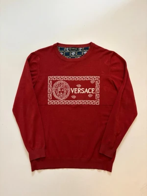 Stickad Versace tröja - Vinröd stickad Versace tröja slim fit //  Storlek M //  Mycket bra skick //  Skriv vid minsta fråga eller fundering🤝