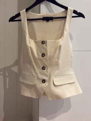 Vit topp - Vit linnetopp från Zara helt oanvänd 