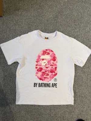 BAPE white & Pink t shirt - Size M, true to size. As new, with no stains or damage