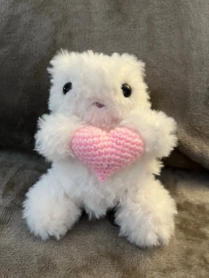 Virkad fluffig nalle  - Virkad nalle i fluffigt garn med ett hjärta💞