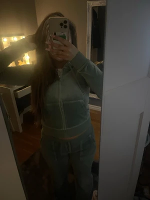 Juicy set - Ljusgrönt juicy set i mycket bra skick, säljer då det inte används. Båda delar i storlek xs