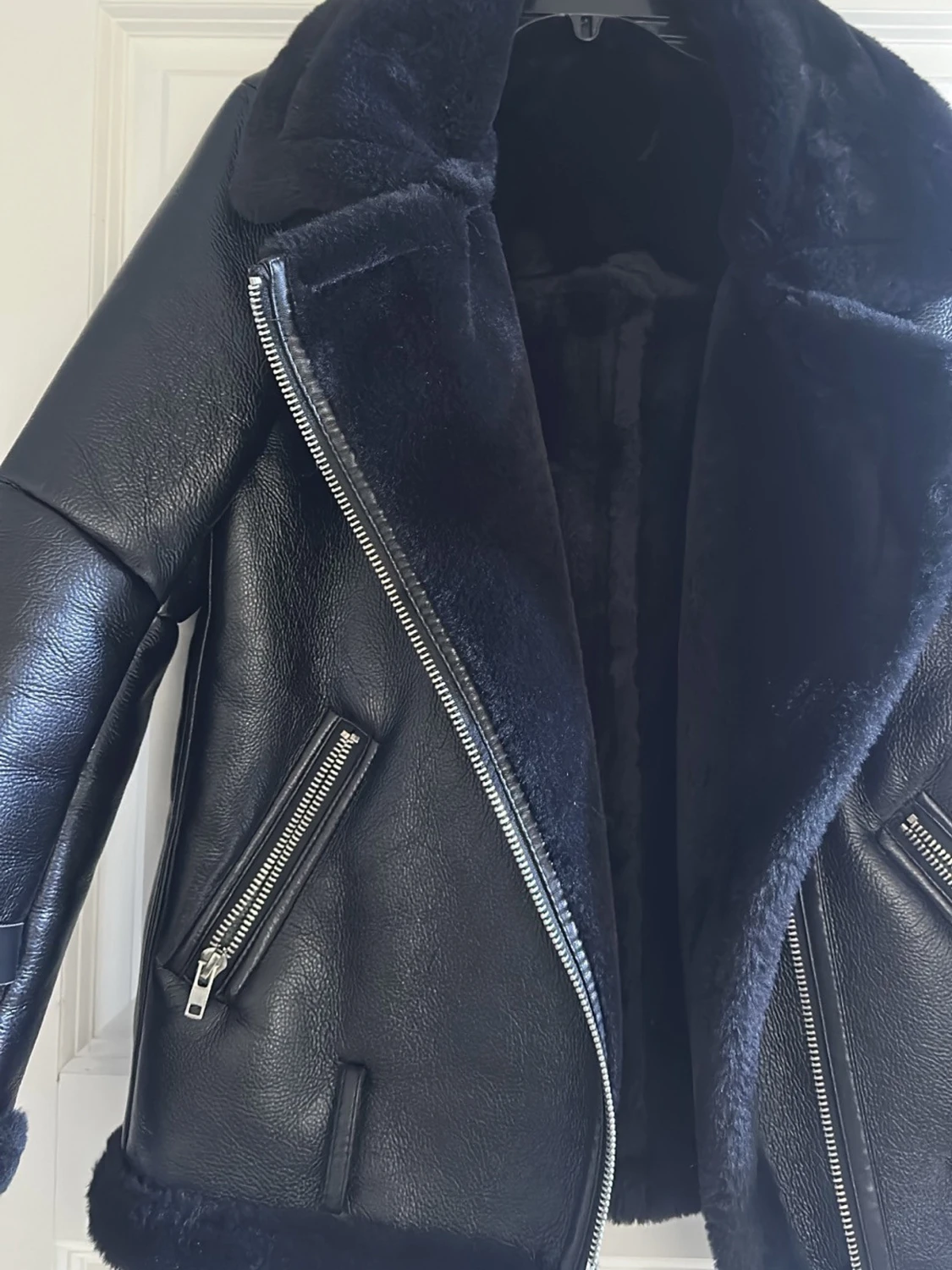 Svart pälsjacka med dragkedjor - 1