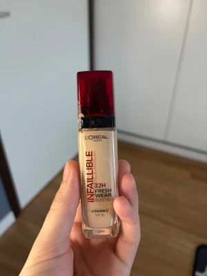 L'Oréal Infaillible Foundation 130 - L'Oréal Paris Infaillible 32H Fresh Wear Foundation i nyansen 130 Cool Rose. Flytande foundation med SPF 25 och vitamin C, kommer i en glasflaska med röd plastkork. Ger en fräsch finish och lång hållbarhet. Använd fåtal gånger