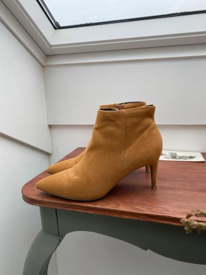 Camelbruna smala stövletter - Snygga camelbruna stövletter med spetsig tå och smal klack. Använda 1 bröllop🩷 Tillverkade i mockaimitation med dragkedja på insidan.