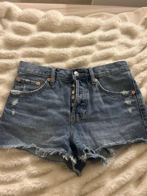 Blåa jeansshorts - Säljer snygga jeansshorts. Det står inte var dom är ifrån. Storlek EU32. PostNord prioriteras.
