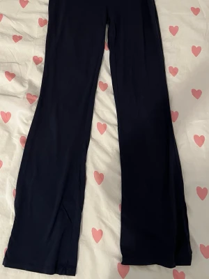 Mörkblå bootcut leggings - Säljer mörkblåa leggins från Gina tricot. Jag säljer dessa eftersom att de inte passar min stil längre och kommer inte till någon använding. Om du har frågor så är det bara att fråga på💕