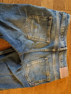 Blå bootcut jeans  - Fina , stilrena blå bootcut jeans från Scotch & Soda. Midjemåttet är 35 cmoch innerbenslängden är 70 cm. 