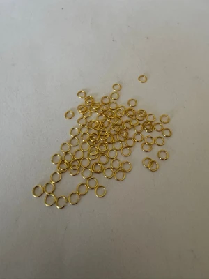 5mm hopringar ca 100st - Säljer av material som jag använt för att göra smycken. Har 2025 tillverkat och sålt smycken för över 50.000kr så är något folk uppskattar (om man håller låga priser) . Nu har jag dock tappat intresset så säljer av allt jag har. Kolla gärna in andra annonser   I denna annons hittar du hopringar för smyckestillverkning 