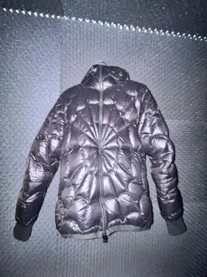 Moncler Spider Puffer Jacka - Moncler spider jacka riktigt fet säljer pga använder inte längre, luvan går att dra upp som blir som en balaclava täcker allt förutom ögonen. Väldigt skön för det kalla vädret och riktigt fet design! Väldigt unik jacka så passa på om du vill stå ut ur mängden!