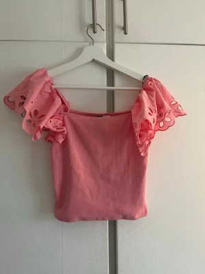 Blus / tröja / topp - Jätte söt topp från Hm, helt ny med prislappen på. Aprikos/rosa färg i strl S