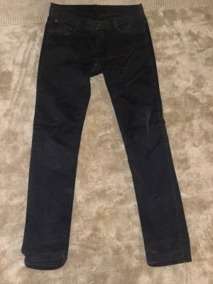 Acne Chinos  - Säljer dessa skit snygga acne chinosen, de står att de är svarta men skulle säga att de är mörkblåa. Nypris 3200kr