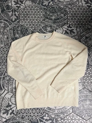 Uniqlo - Benvit ulltröja - Superskön krämvit ulltröja från Uniqlo! | Mycket fint skick! | Nopprar bort vid köp! | Stl: L men passar M | Vid frågor eller funderingar finns jag i DM! 📩Mvh CVB Closet