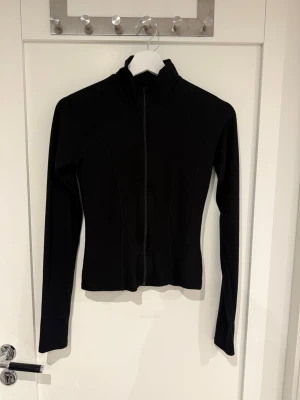 Svart figurnära ziptröja - Svart sip-up tröja från Gina tricot storlek s. Nästan helt oanvänd💞