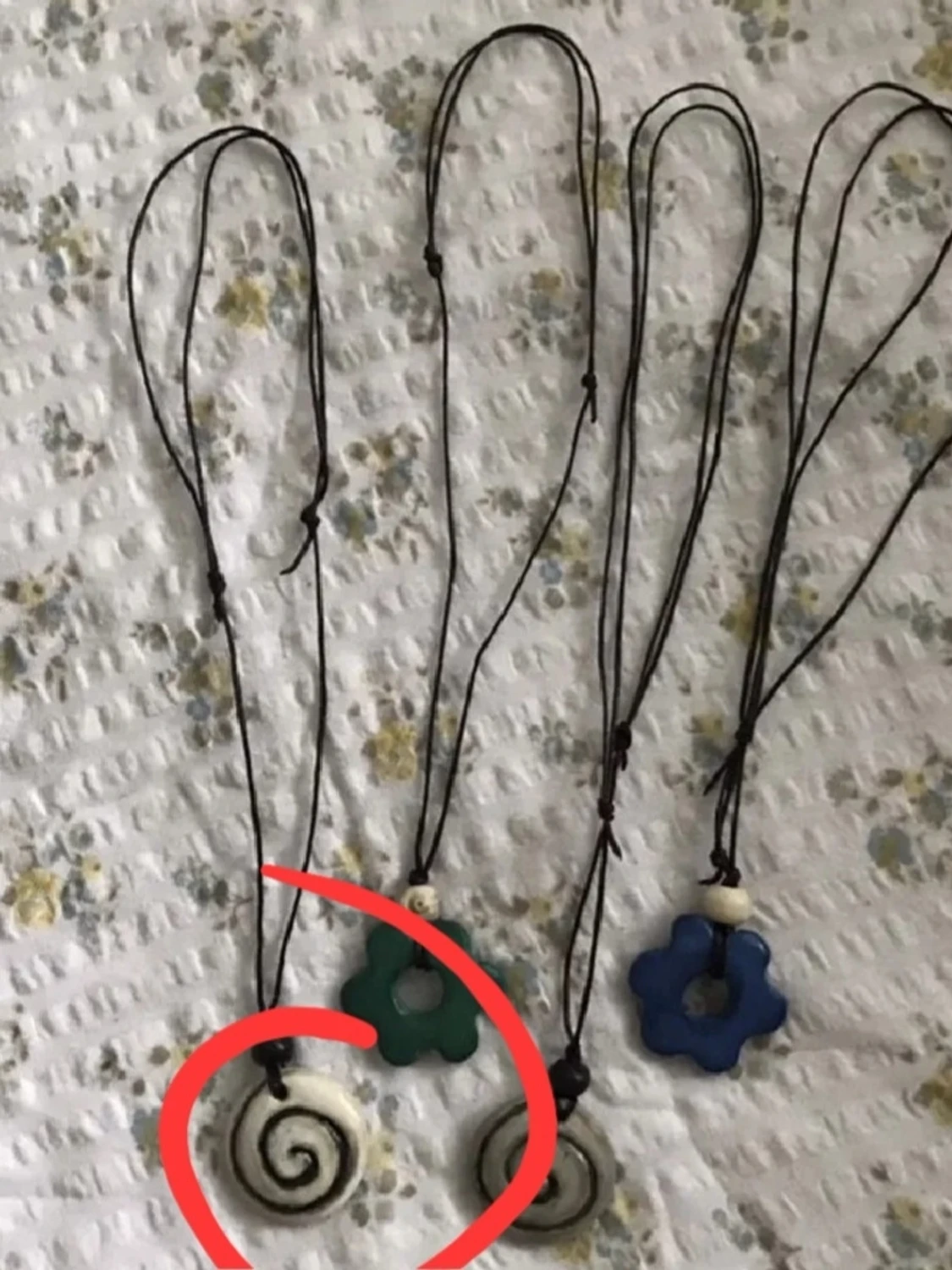 Halsband med spiralformad berlock