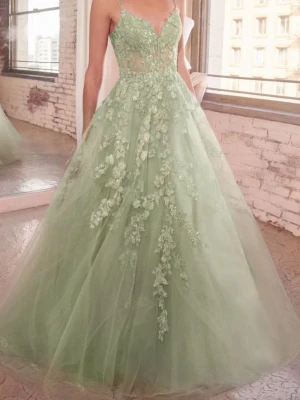 Grön långklänning med spetsdetaljer - Drömmig grön långklänning med tunna axelband och vacker spetsapplikation över hela livet och kjolen. Klänningen har en voluminös kjol i tyll och blommiga broderier som ger en romantisk känsla. Perfekt för speciella tillfällen. Köpte för 5500, köp direkt för 2450